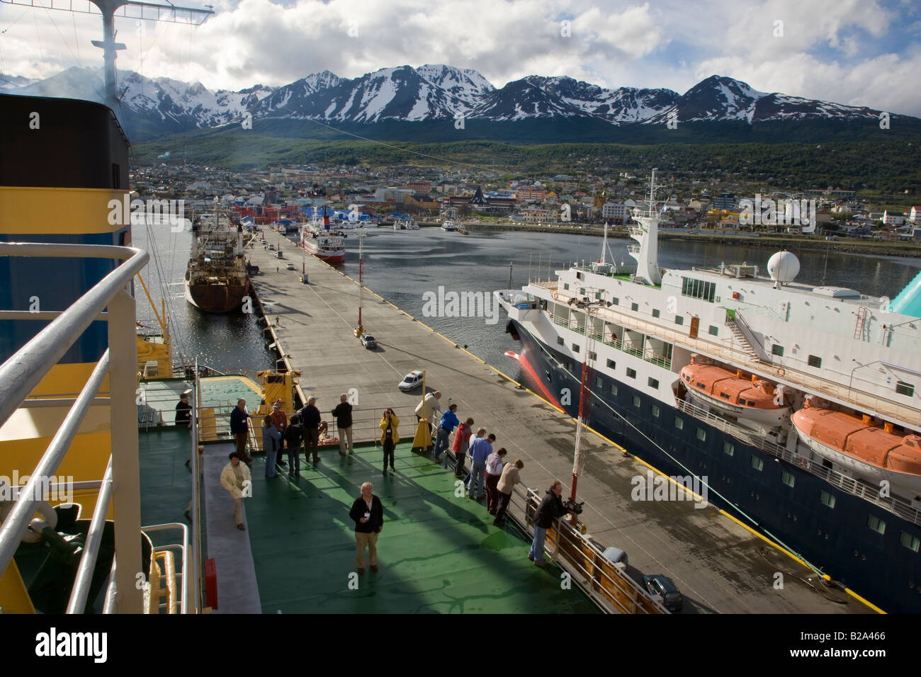 Les passagers de croisière à bord des navires de croisière antarctique prépare à partir de l'orifice à Ushuaia, Tierra del Fuego, Argentine des Andes background Banque D'Images