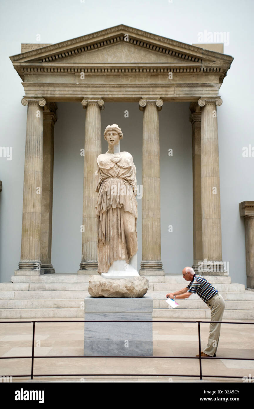 Visiteur au Musée Pergamon de Berlin prend photo de la pièce l'Allemagne 2008 Banque D'Images