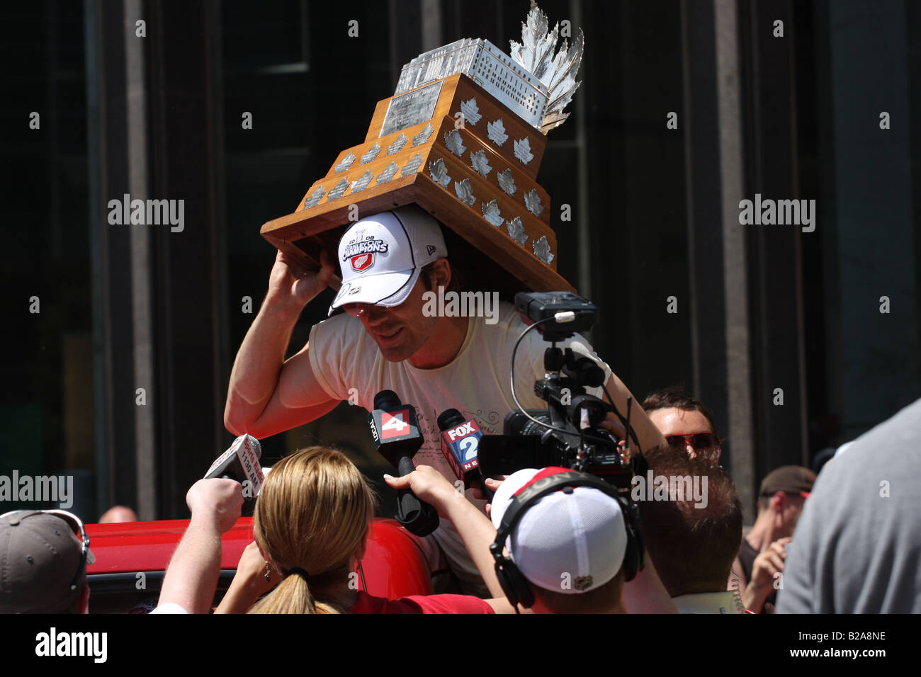 Henrik Zetterberg avec le trophée Conn Smythe Red Wings lors de la revue de la victoire après avoir remporté la Coupe Stanley en 2008. Banque D'Images