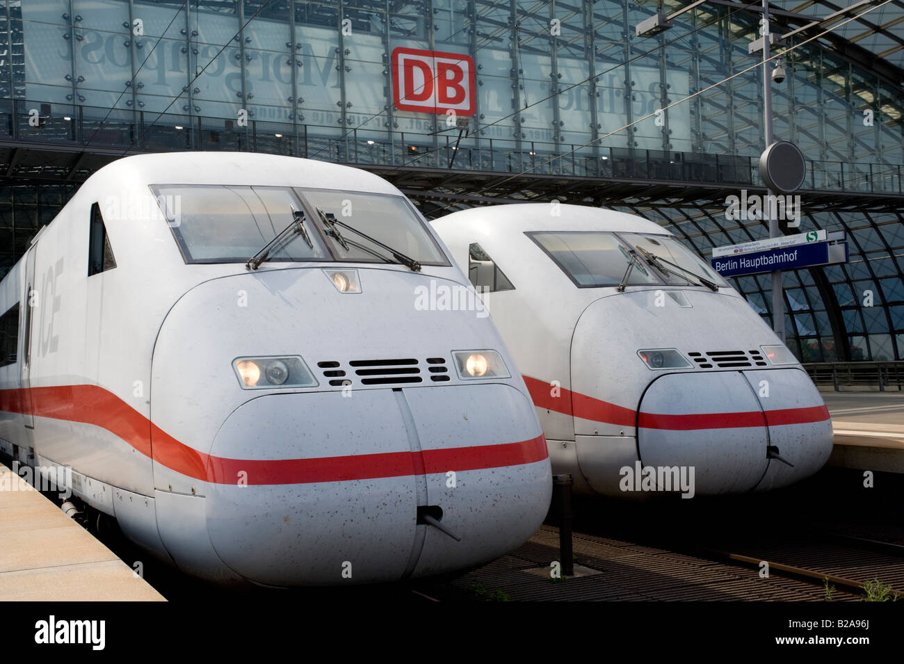 À grande vitesse allemand ICE trains Intercity express dans la plate-forme à la gare principale Hauptbahnhof Berlin 2008 Banque D'Images