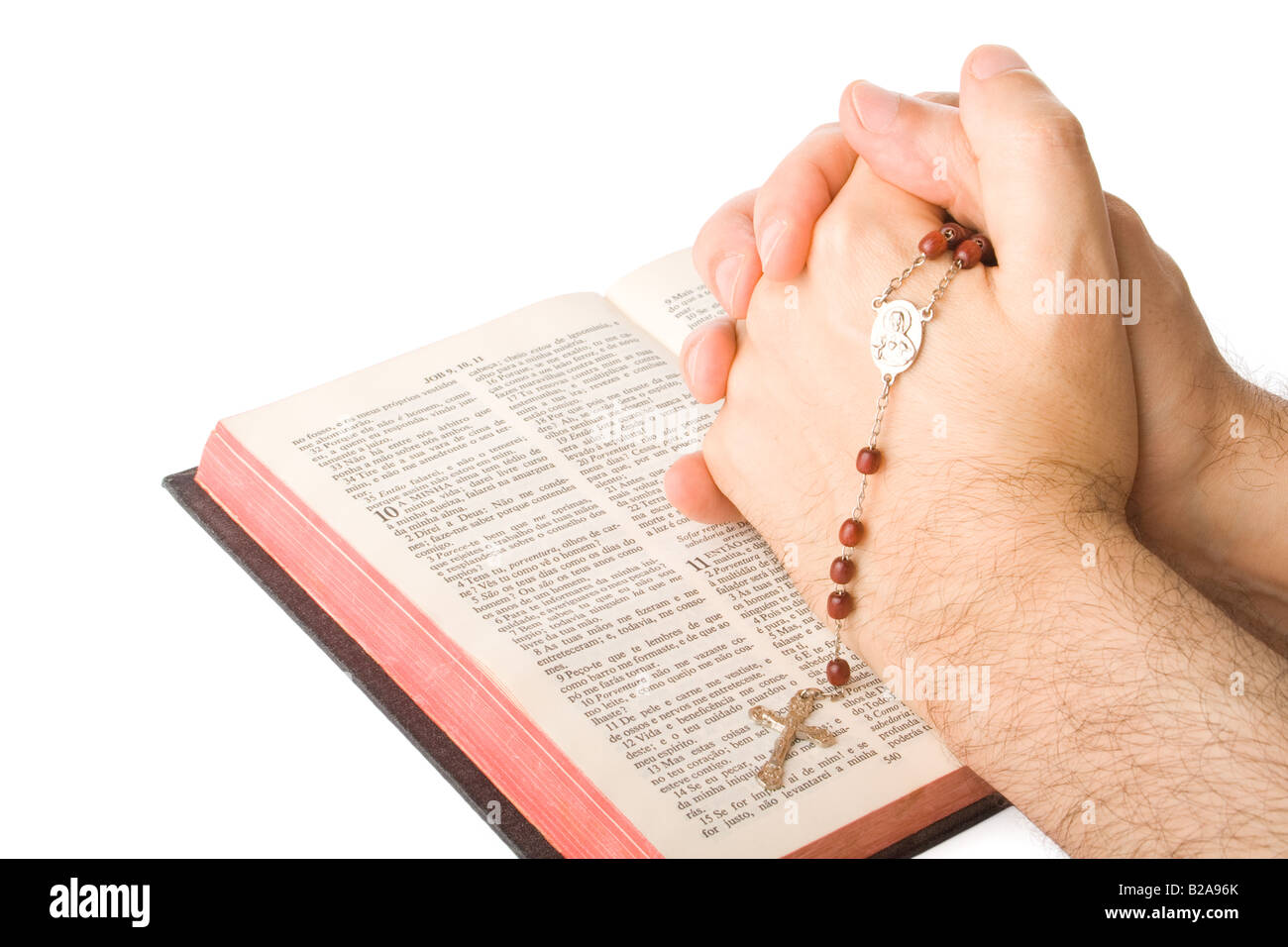 Fermé les mains en prière avec un rosaire isolé sur fond blanc Banque D'Images