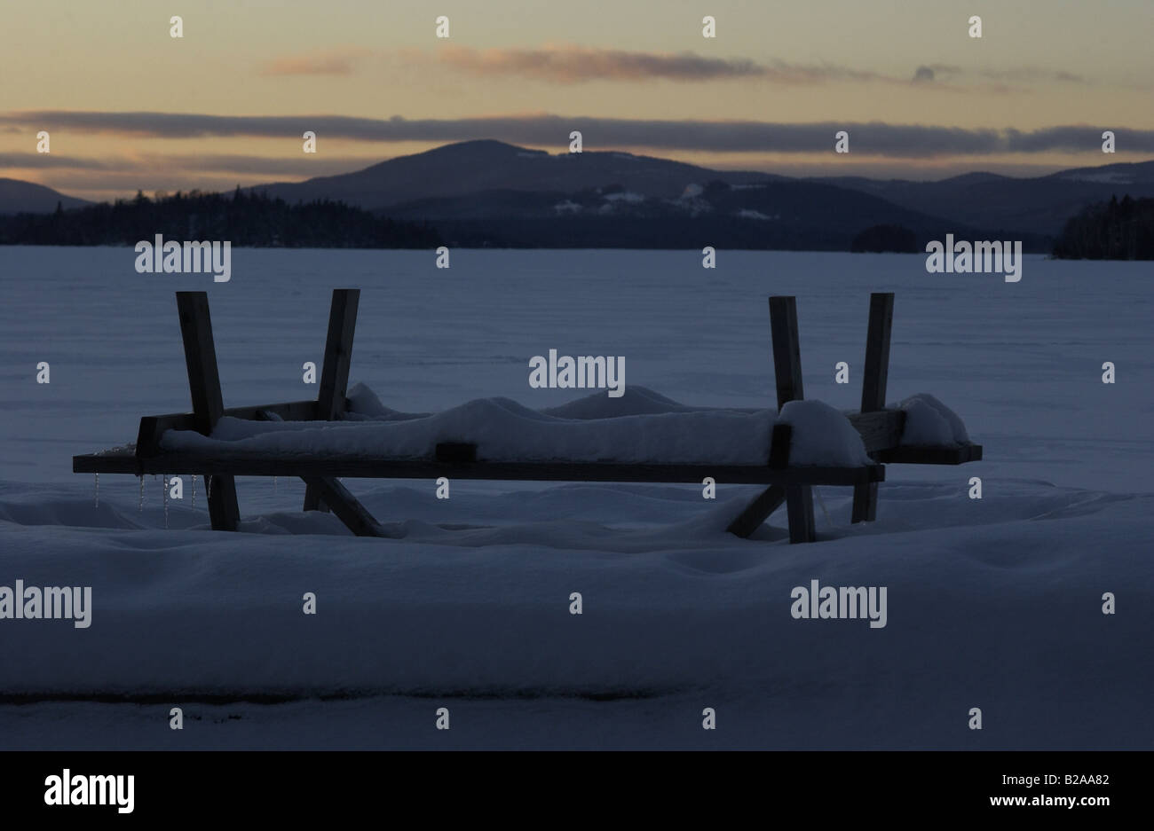 La série d'hiver, images qui capture l'essence de l'hiver québécois. L'envers d'une table de pique-nique rassemble la neige. Banque D'Images