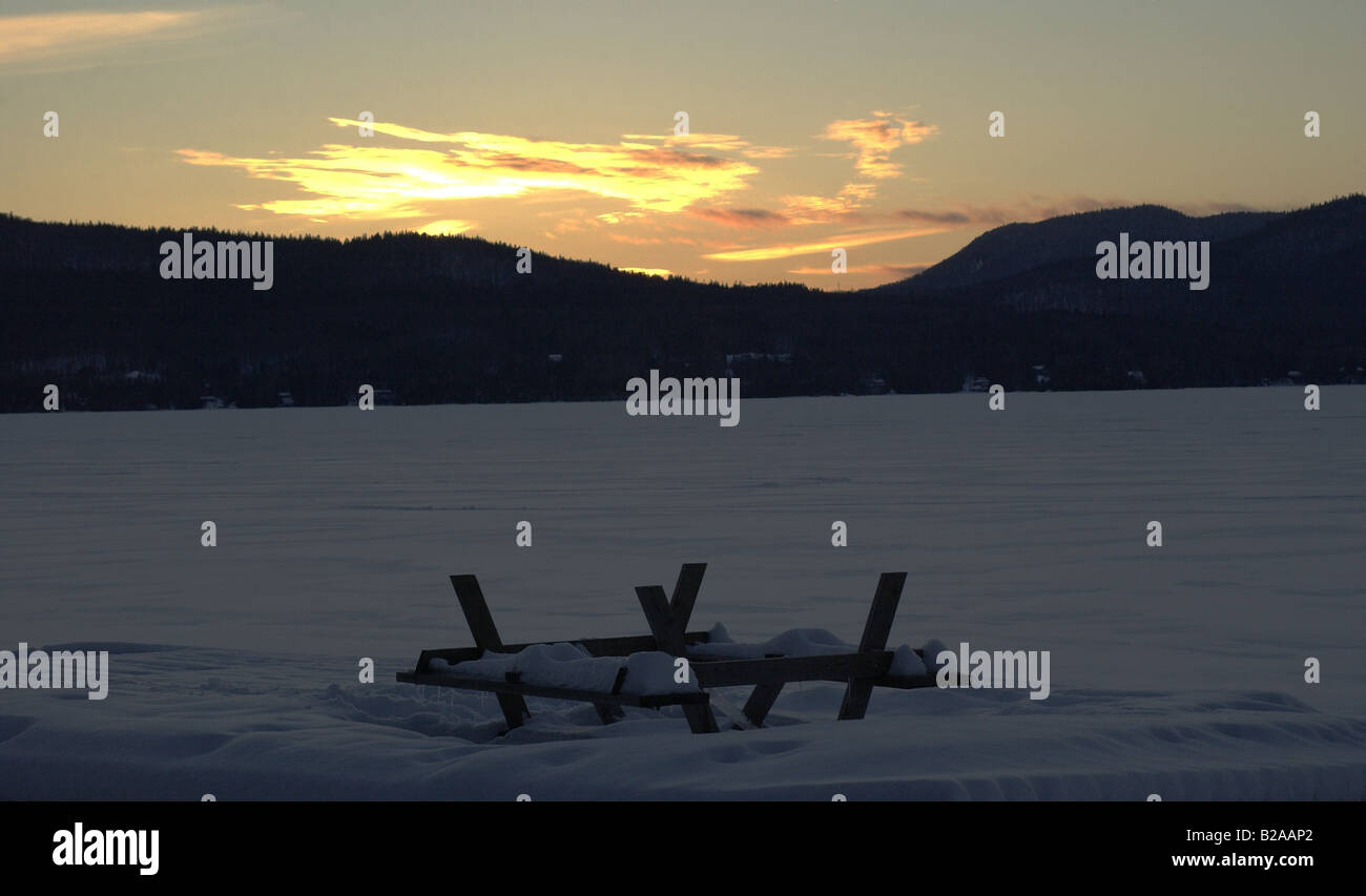 La série d'hiver, images qui capture l'essence de l'hiver québécois. L'envers d'une table de pique-nique rassemble la neige. Banque D'Images