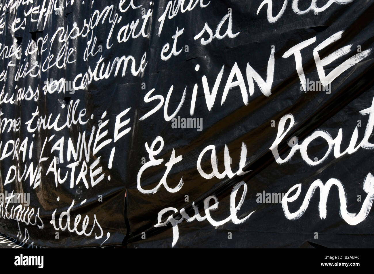 'Street art' - de nombreux mots français peint sur de grandes feuilles de plastique, Indre et Loire, France. Banque D'Images