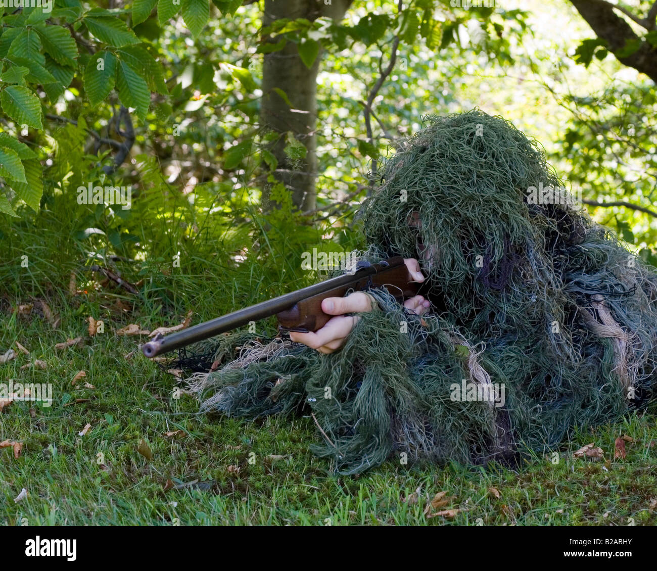 Dans Sniper ghillie suit avec calibre .22 Banque D'Images