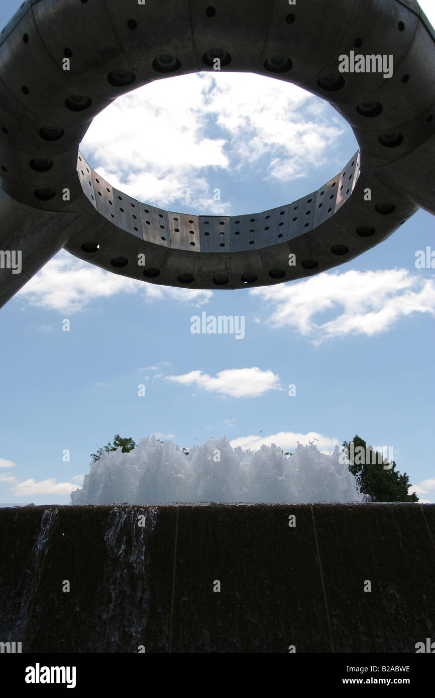 Noguchi Fontaine dans Hart Plaza dans le centre-ville de Detroit, Michigan. Banque D'Images