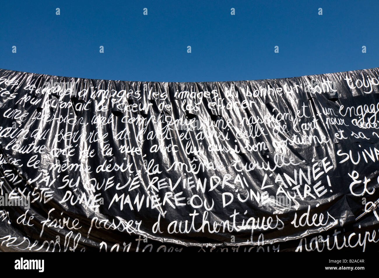 'Street art' - de nombreux mots français peint sur de grandes feuilles de plastique, Indre et Loire, France. Banque D'Images