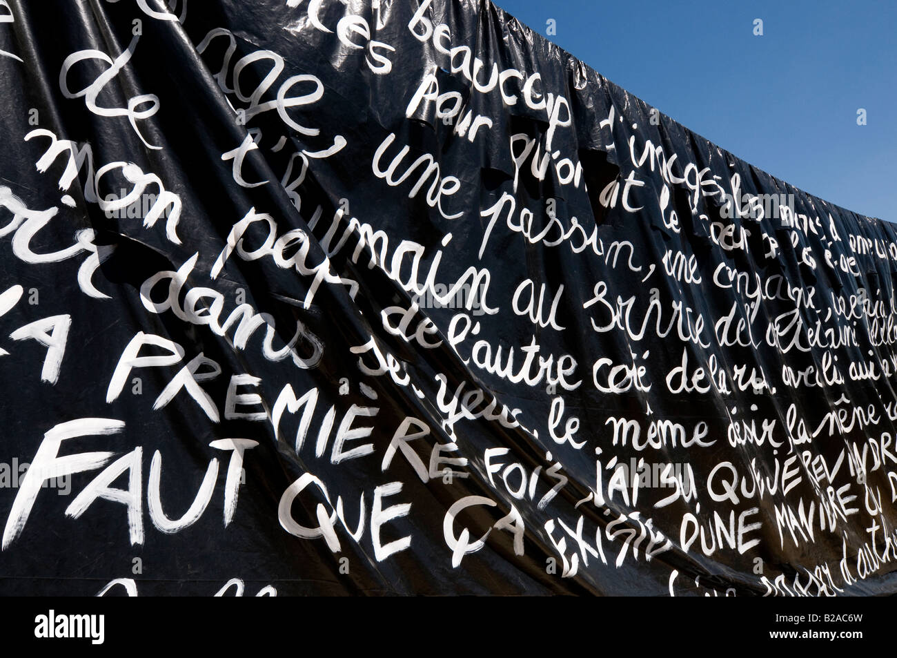 'Street art' - de nombreux mots français peint sur de grandes feuilles de plastique, Indre et Loire, France. Banque D'Images