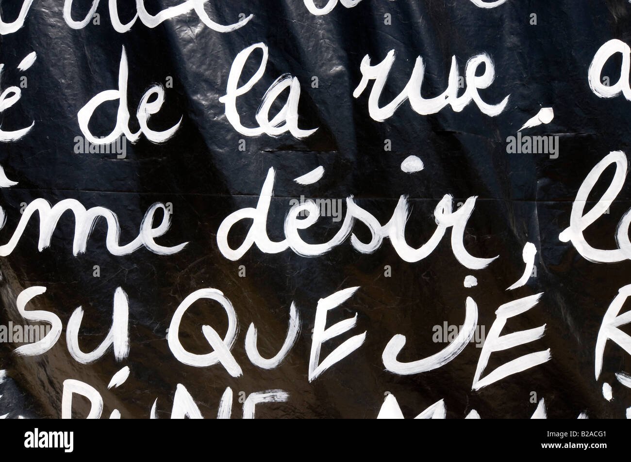 'Street art' - de nombreux mots français peint sur de grandes feuilles de plastique, Indre et Loire, France. Banque D'Images