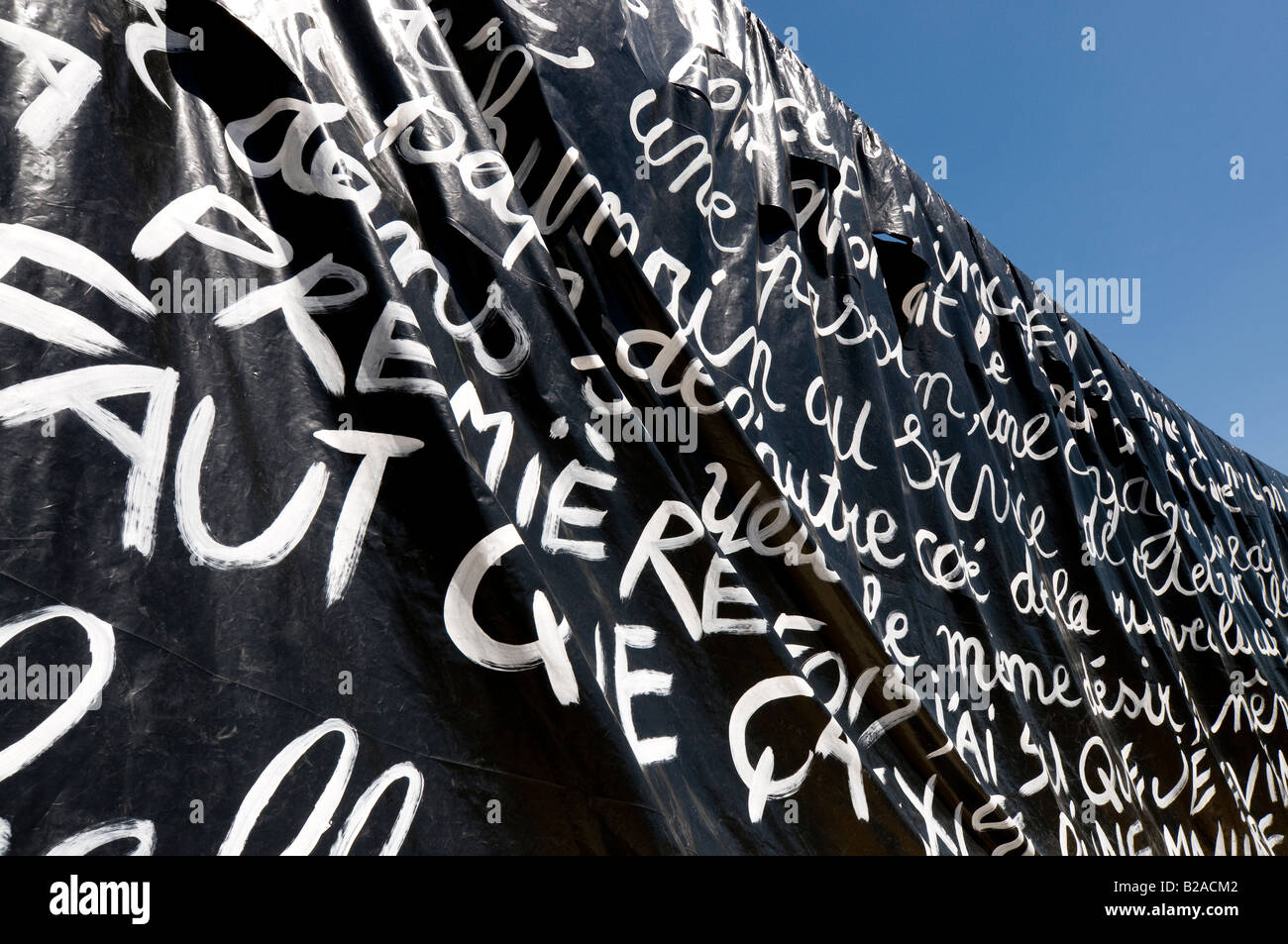 'Street art' - de nombreux mots français peint sur de grandes feuilles de plastique, Indre et Loire, France. Banque D'Images