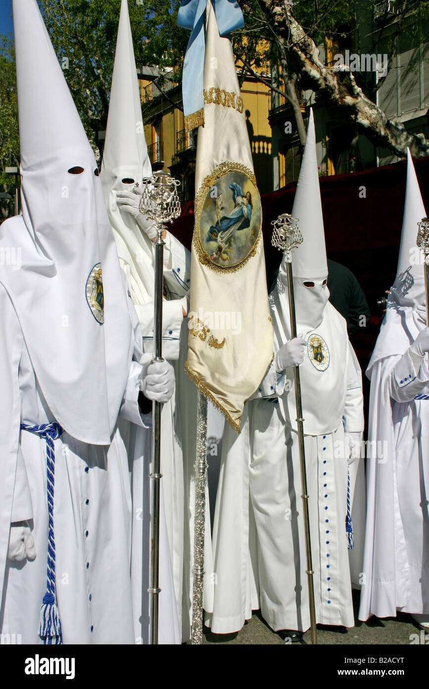 La fraternité religieuse à la Semana Santa parade, Séville, Espagne Banque D'Images