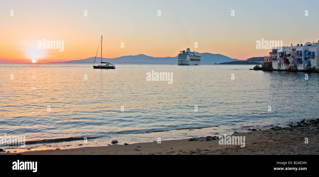 La ville de Mykonos, un navire de croisière et un yacht de luxe pendant le coucher du soleil la Grèce Banque D'Images