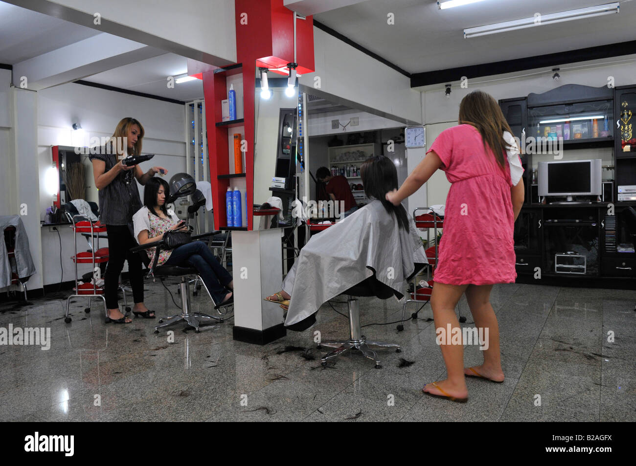 Mlle bangkok ayant une coupe d'un coup sec par ladyboy coiffure , Bangkok, Thaïlande Banque D'Images
