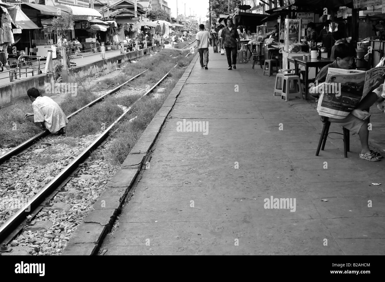 Scène de la plate-forme, les personnes et les lieux,station wongwianyai , bangkok , Thaïlande (noir et blanc) Banque D'Images