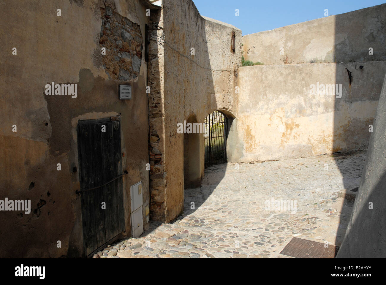 Le paresseux ombragé passages dans la citadelle de Calvi en Corse du nord Banque D'Images