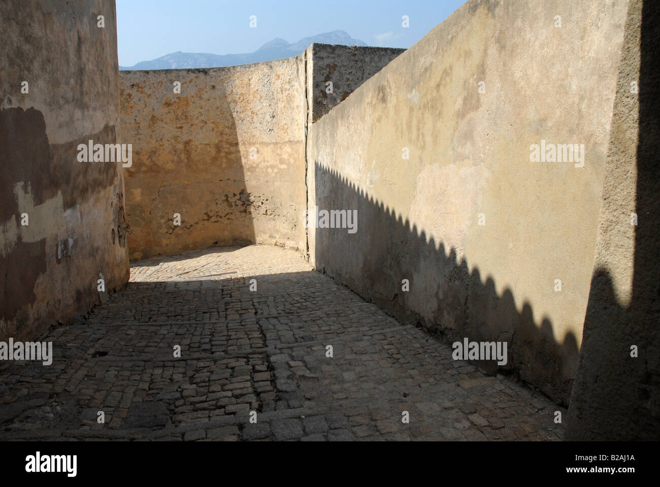 Le paresseux ombragé passages dans la citadelle de Calvi en Corse du nord Banque D'Images