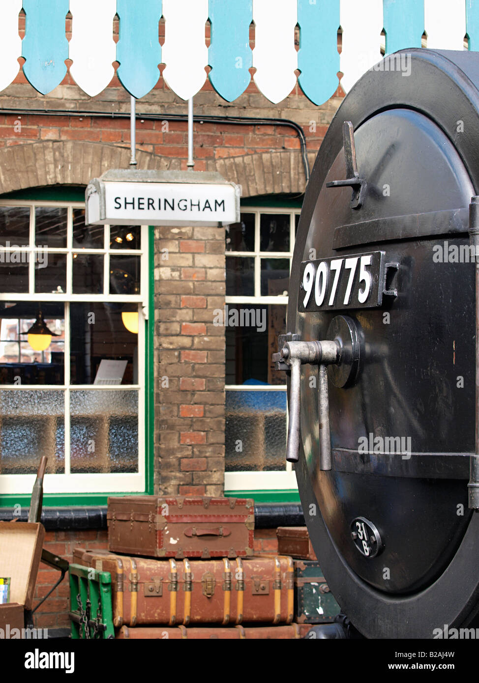 Et la PLATE-FORME AVANT DU MINISTÈRE DE LA GUERRE DE LA LOCOMOTIVE (DEO) 2-10-0 austérité 90775 LOCOMOTIVE GARE SHERINGHAM NORFOLK Banque D'Images