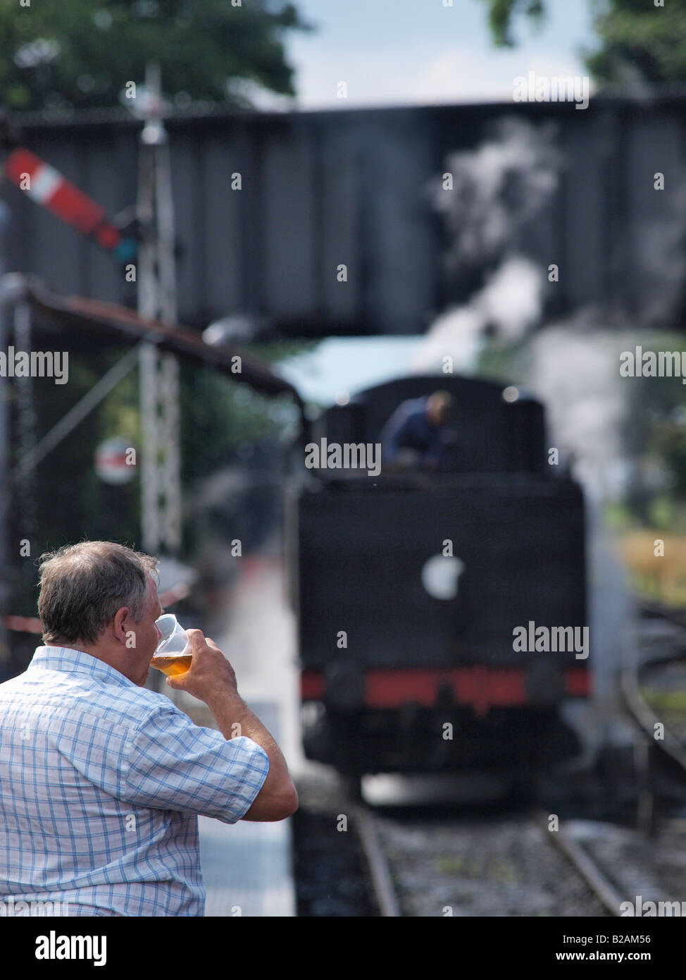 MAN DRINKING PINTE DE BIÈRE FÊTE DE LA BIÈRE À LA GARE DE LEICESTER NORTH NORFOLK NORFOLK ENGLAND UK LIGNE DE CHEMIN DE FER Banque D'Images