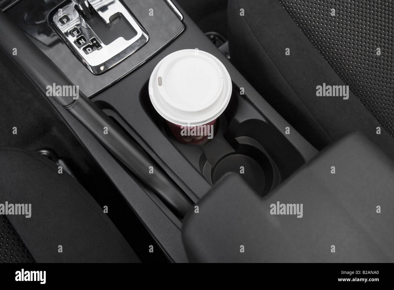 2009 Mitsubishi Galant Sport Edition en rouge - Support de tasse avec Prop Banque D'Images