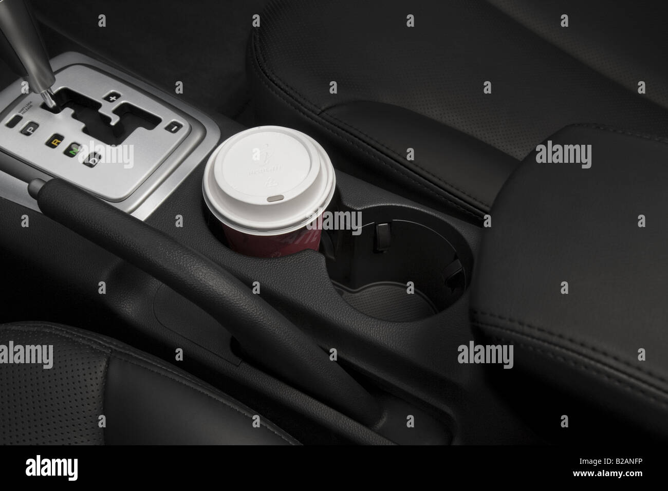 2008 Kia Optima EX en rouge - Support de tasse avec Prop Banque D'Images