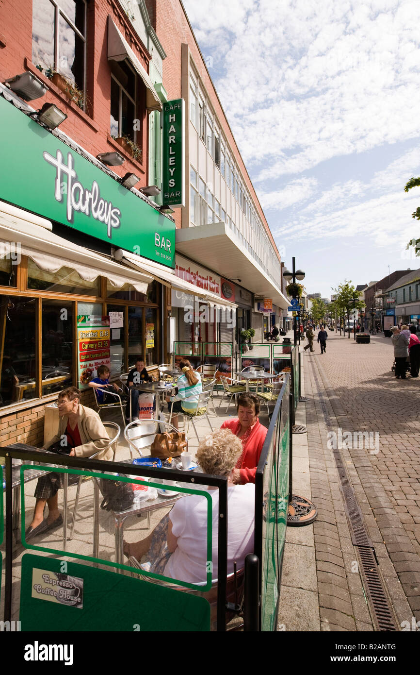 UK de Tyne et Wear Sunderland High Street West Harleys pavement cafe Banque D'Images