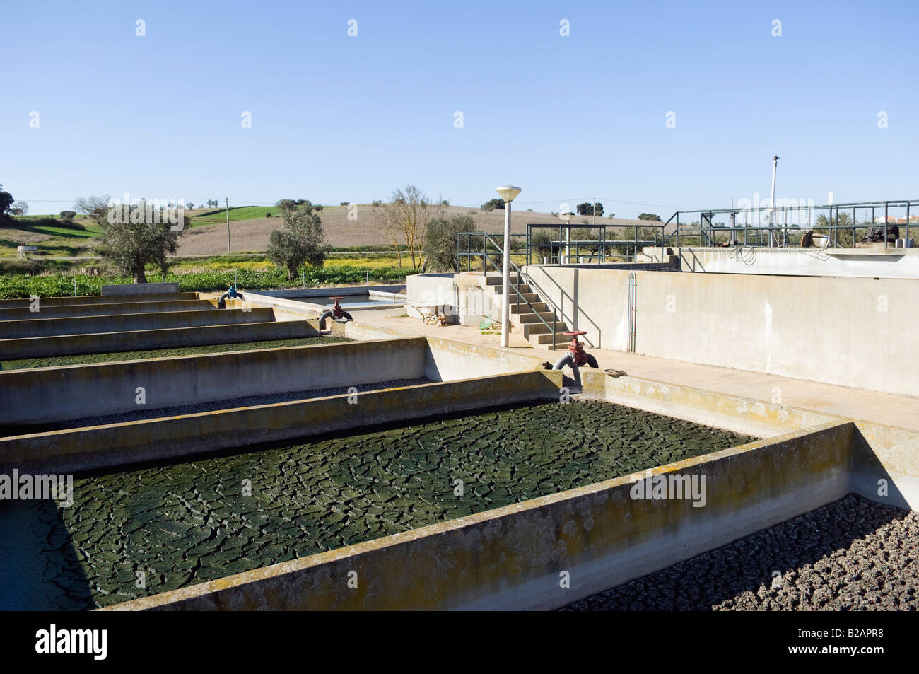 L'assainissement des eaux usées rurales petite plante avec des bassins de décantation Banque D'Images