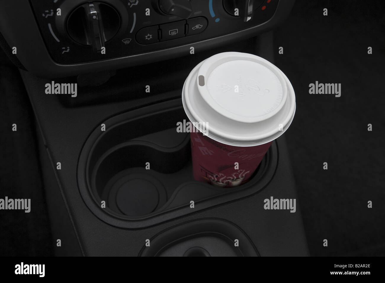 2008 Chevrolet Cobalt LS en rouge - Support de tasse avec Prop Banque D'Images