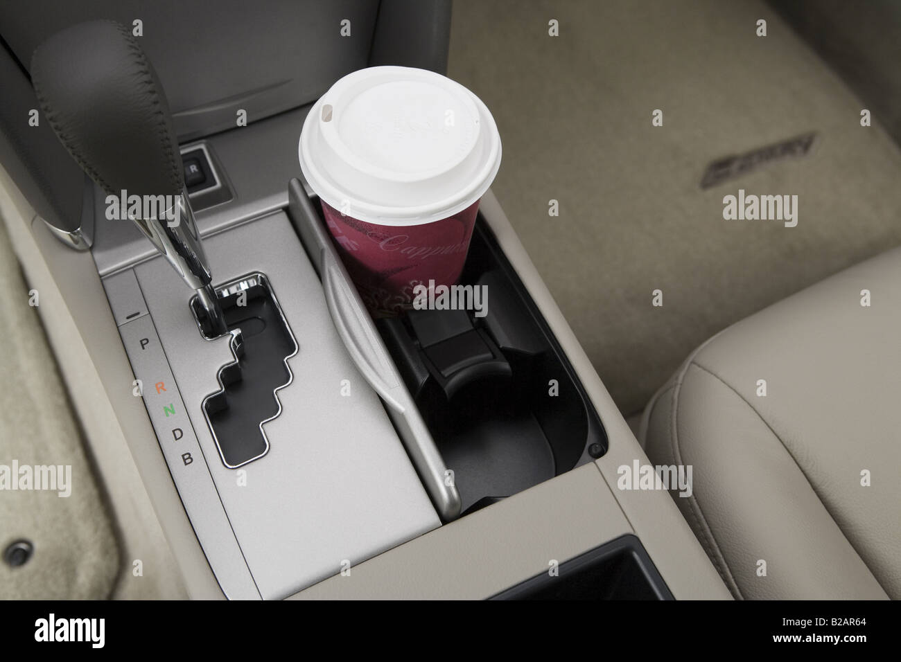 Toyota Camry hybride 2009 en rouge - Support de tasse avec Prop Banque D'Images