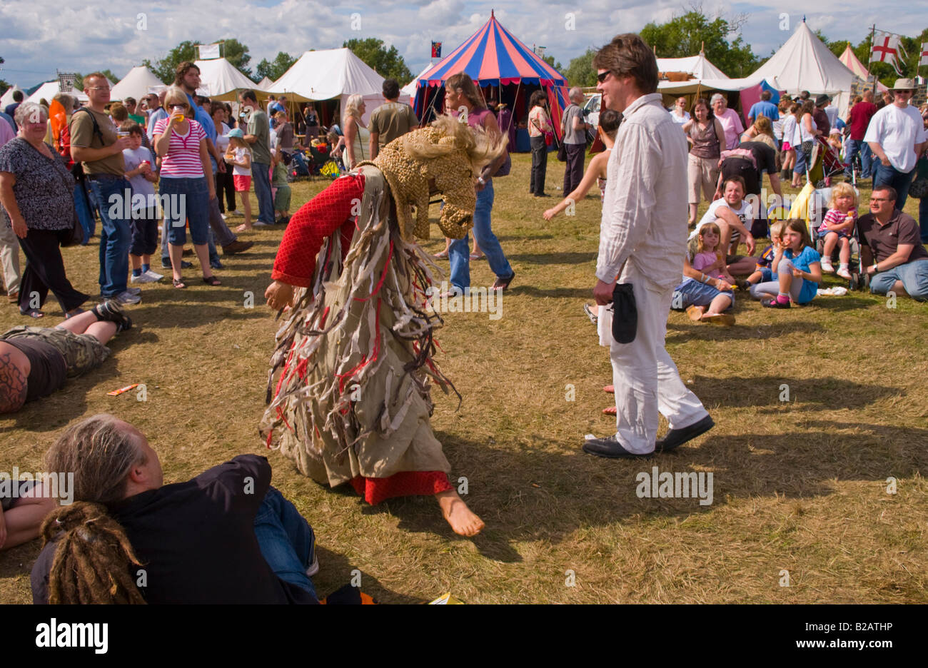 Danse traditionnelle anglaise Tewkesbury Fête médiévale le Worcestershire UK UE femme avec tête de cheval de paille Banque D'Images