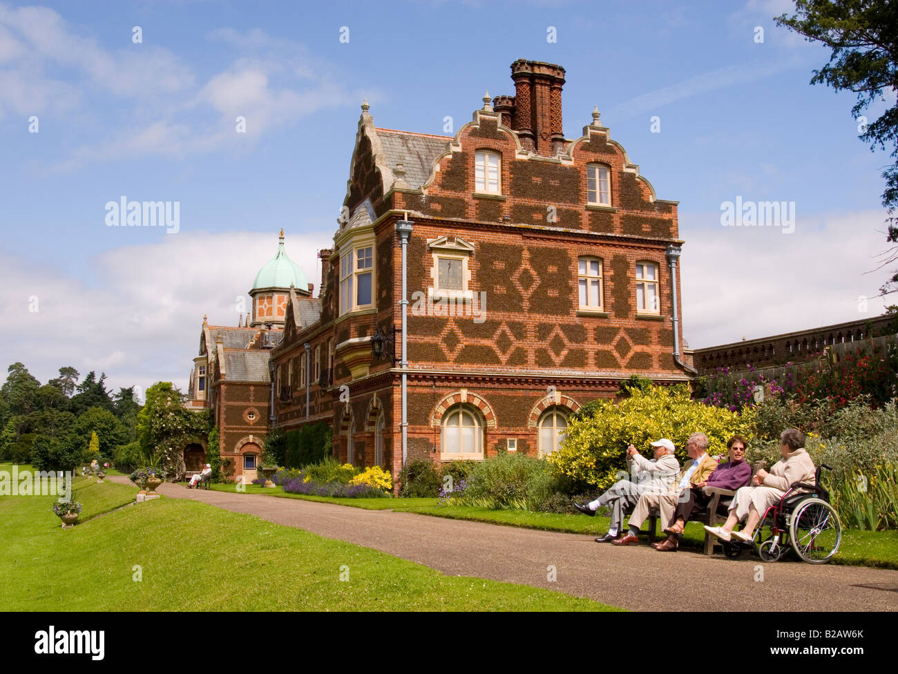 Les personnes âgées profiter de la vue à Sandringham House,Sandringham Estate,Sandringham, Norfolk, Angleterre, Royaume-Uni (retrait de Sa Majesté la Reine) Banque D'Images