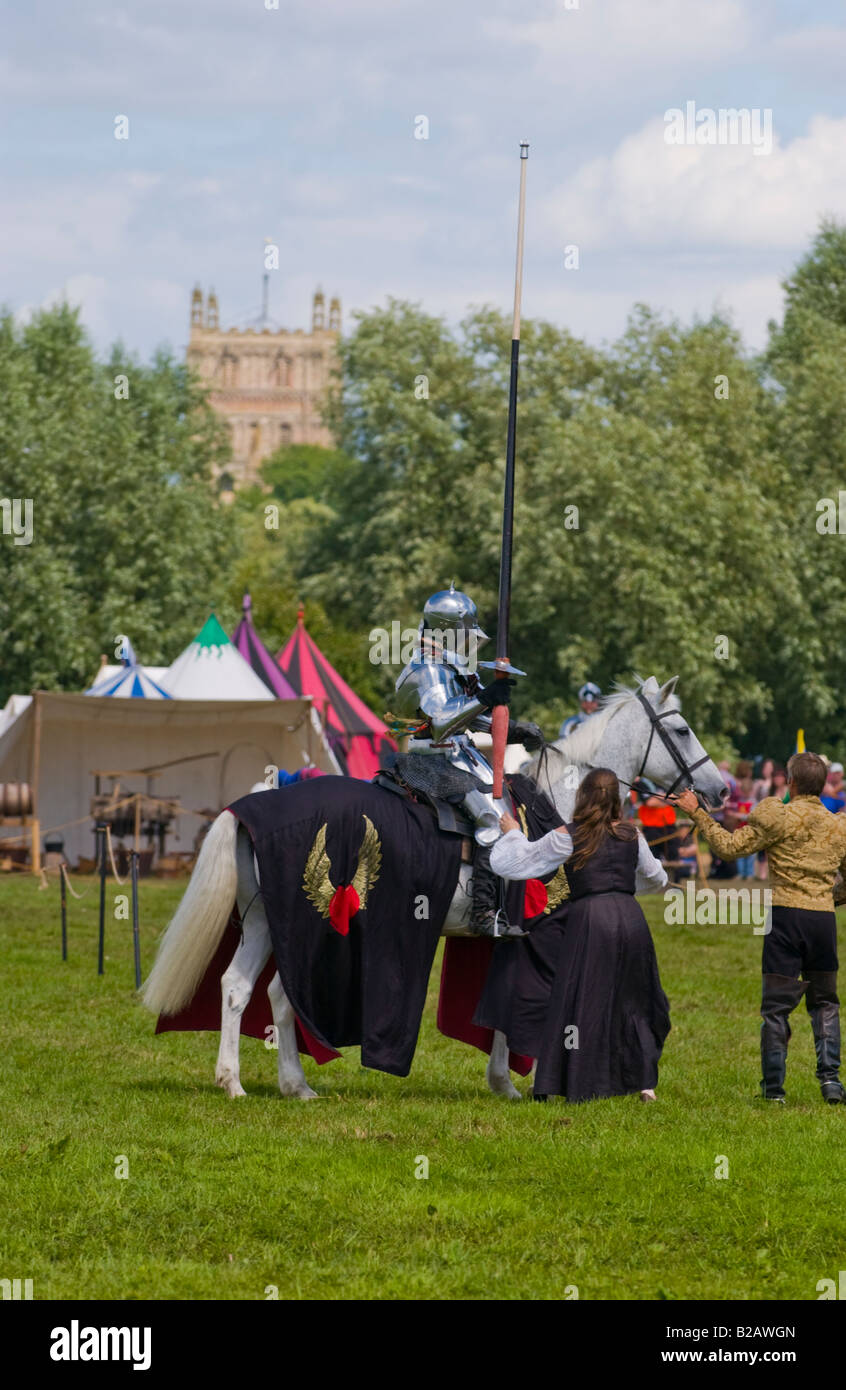 Chevalier en armure à cheval prépare à jouter à Tewkesbury Fête médiévale britannique de l'UE Worcestershire Banque D'Images