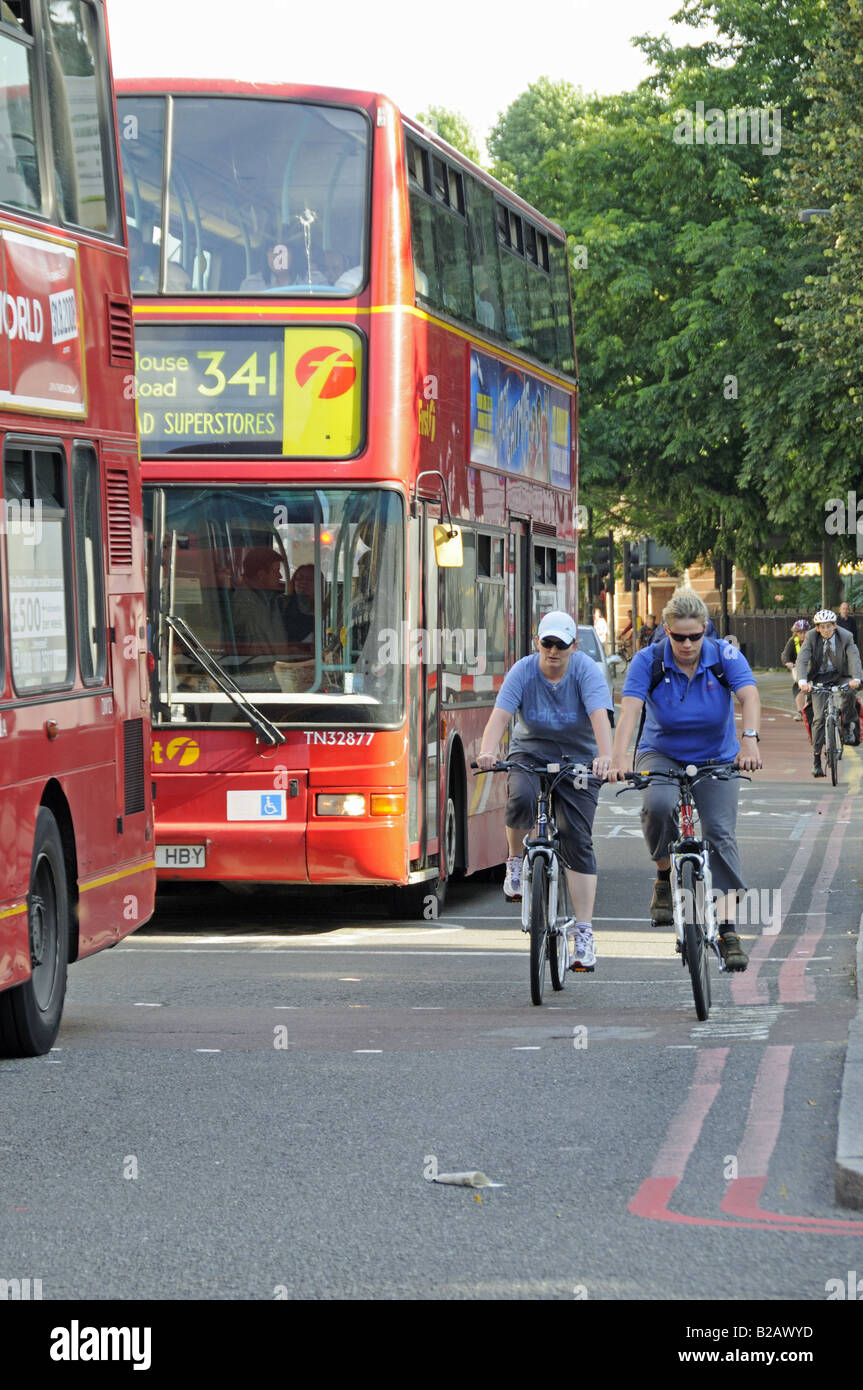Aux côtés des cyclistes dans le trafic de bus Londres Angel Islington UK Banque D'Images