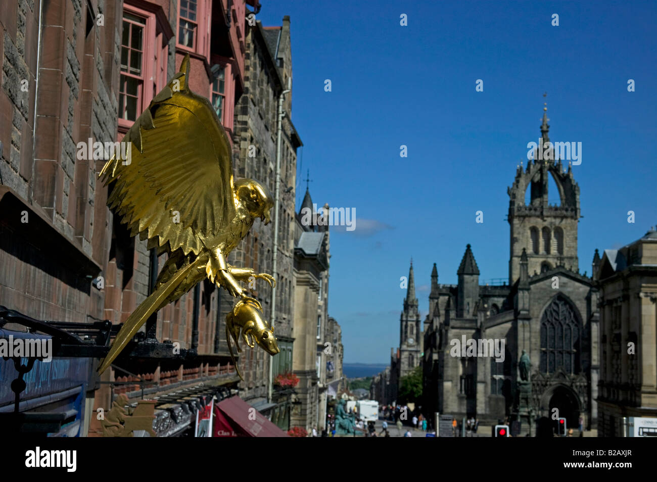 Le gilt-cuivre 'hawk' Gled, aux ailes déployées, Gladstones Land, Lawnmarket, Royal Mile Edinburgh, Ecosse, Royaume-Uni, Europe Banque D'Images