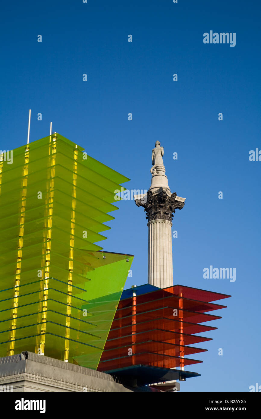 La colonne Nelson et Thomas Schütte sculpture du modèle pour un hôtel 2007 sur le quatrième Socle à Trafalgar Square London Banque D'Images