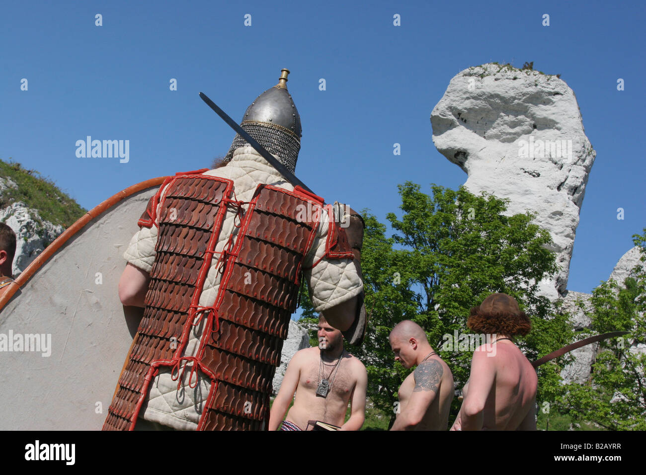 Les gens déguisés en soldats médiévaux, Pologne Banque D'Images