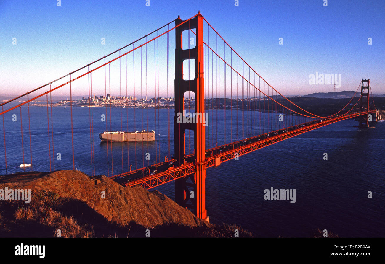 Cargo navigue sous le Golden Gate Bridge San Francisco California Banque D'Images