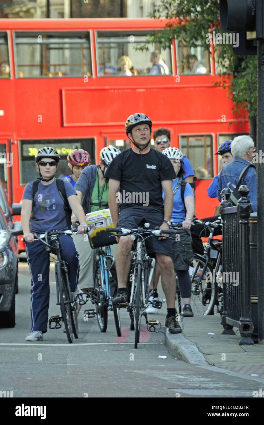 L'attente des cyclistes aux feux de circulation pendant les heures de pointe du soir Angel Islington England UK Banque D'Images