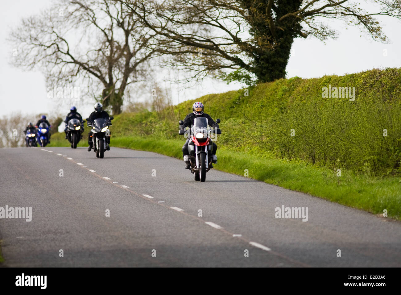 Motocyclistes sur country road Stow On The Wold Oxfordshire Royaume-Uni Banque D'Images