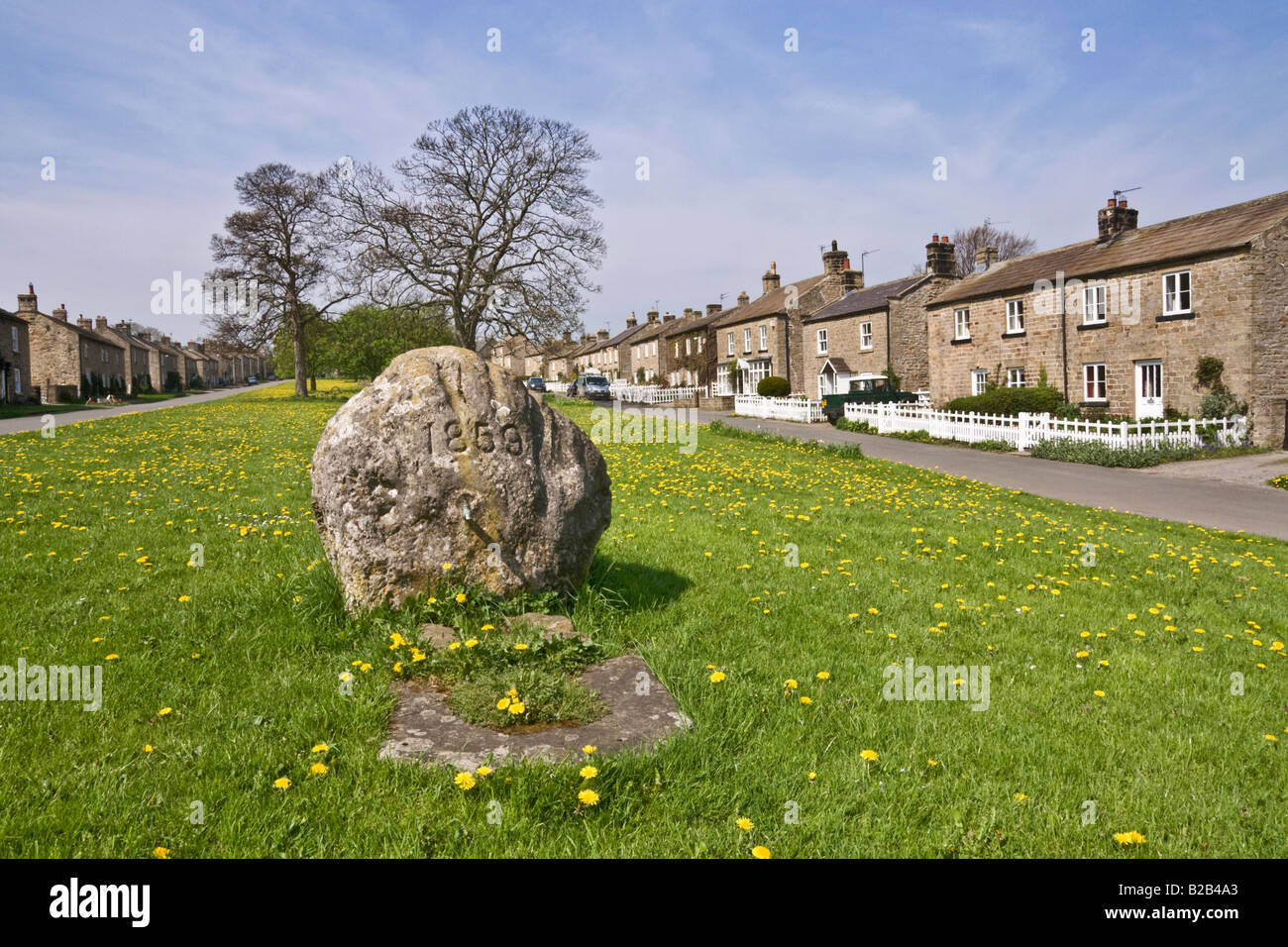 Un robinet d'eau rocher sur la place du village à l'East Witton, Yorkshire du Nord Banque D'Images