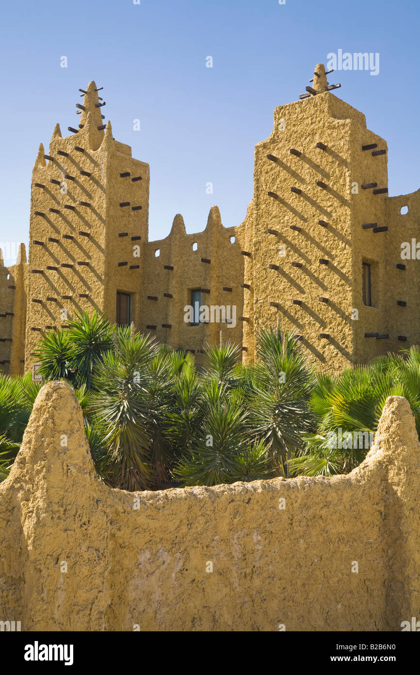 L'architecture d'adobe de l'Afrique de l'Ouest au style Crocodile Park Torremolinos Costa del Sol Espagne Banque D'Images
