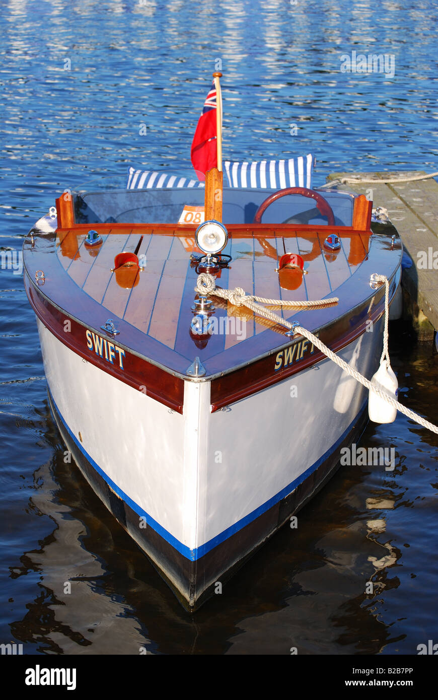 Patin en bois lancer à quai sur la rivière Thames, Henley-on-Thames, Oxfordshire, Angleterre, Royaume-Uni Banque D'Images Patin en bois lancer à quai sur la rivière Thames, Henley-on-Thames, Oxfordshire, Angleterre, Royaume-Uni Banque D'Images
