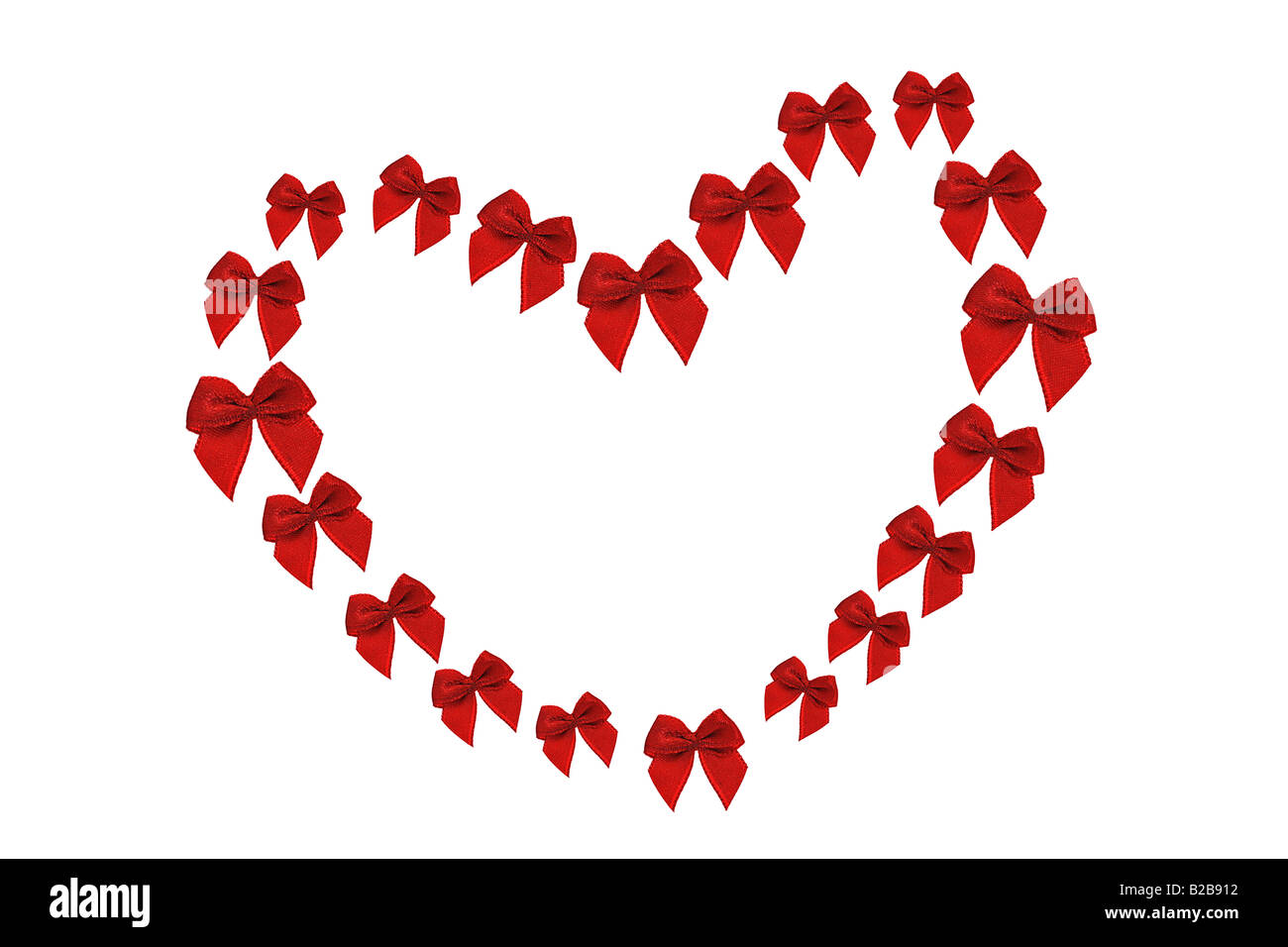 Arcs décoratifs rouges disposées en forme de coeur symbole sur fond blanc Banque D'Images