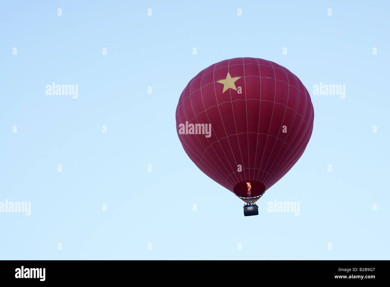 Une montgolfière décolle pendant l'Albuquerque International Balloon Fiesta. Banque D'Images