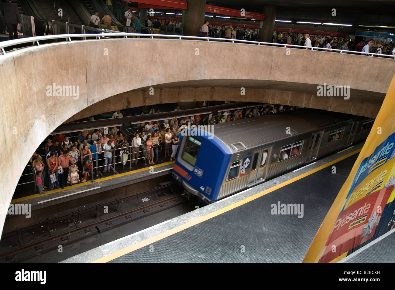 Train approchant la plate-forme pleine de gens à Paca da Se, Sao Paulo, Brésil Banque D'Images