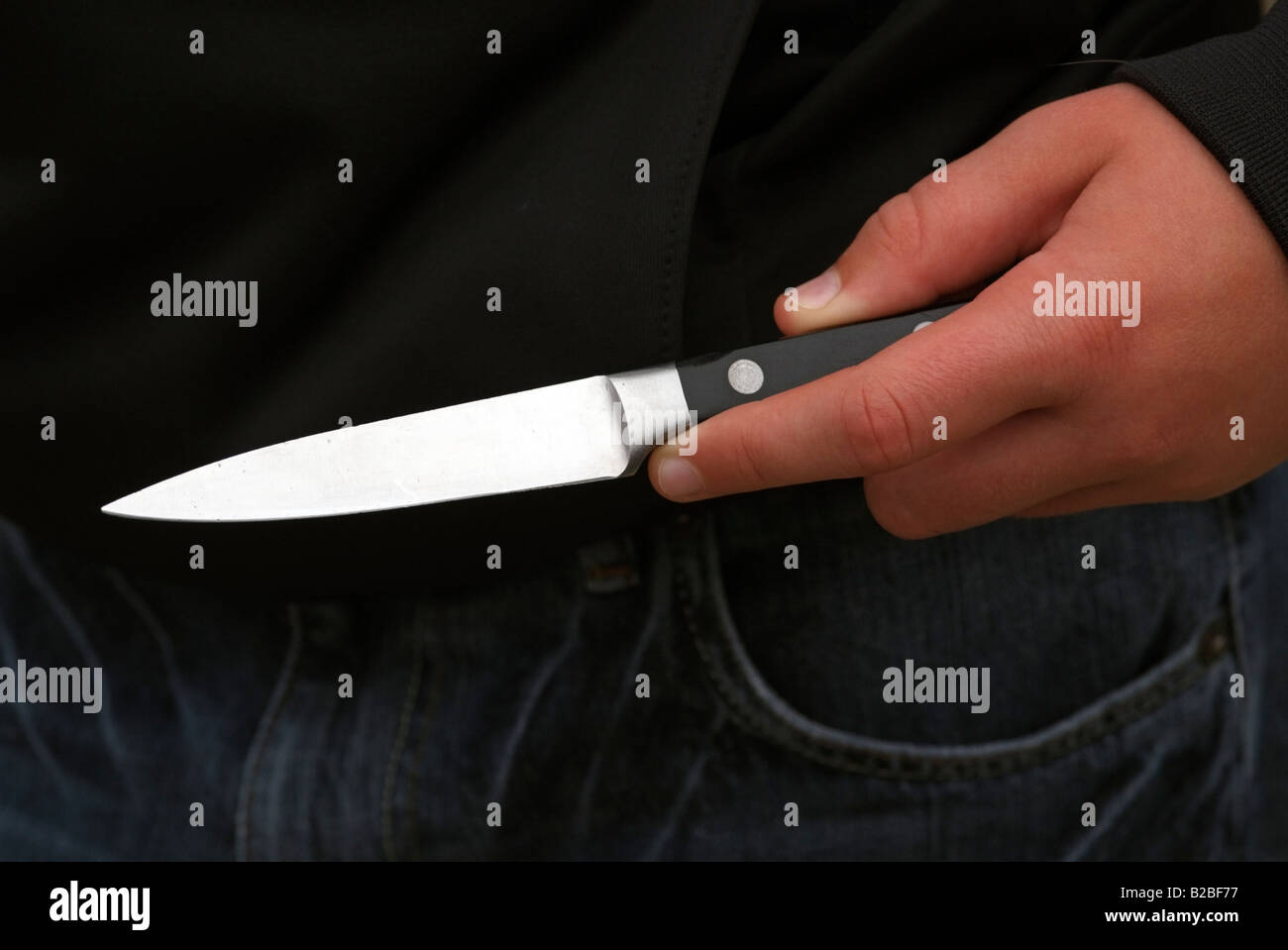 Les garçons la criminalité couteau main tenant un couteau de cuisine Banque D'Images