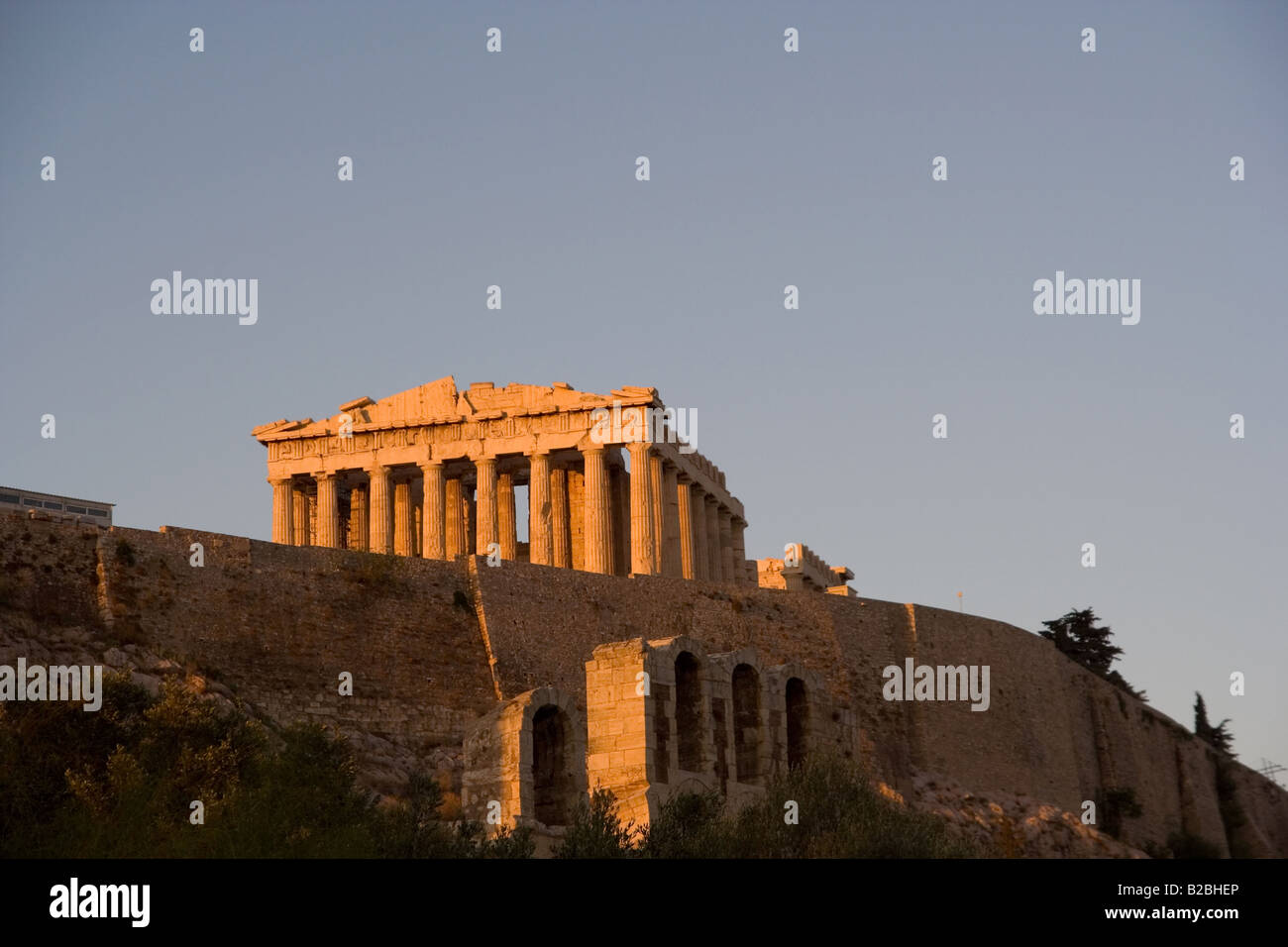 L'acropole d'Athènes en fin d'après-midi quand le soleil qui lui donne une ambiance chaleureuse cast Banque D'Images