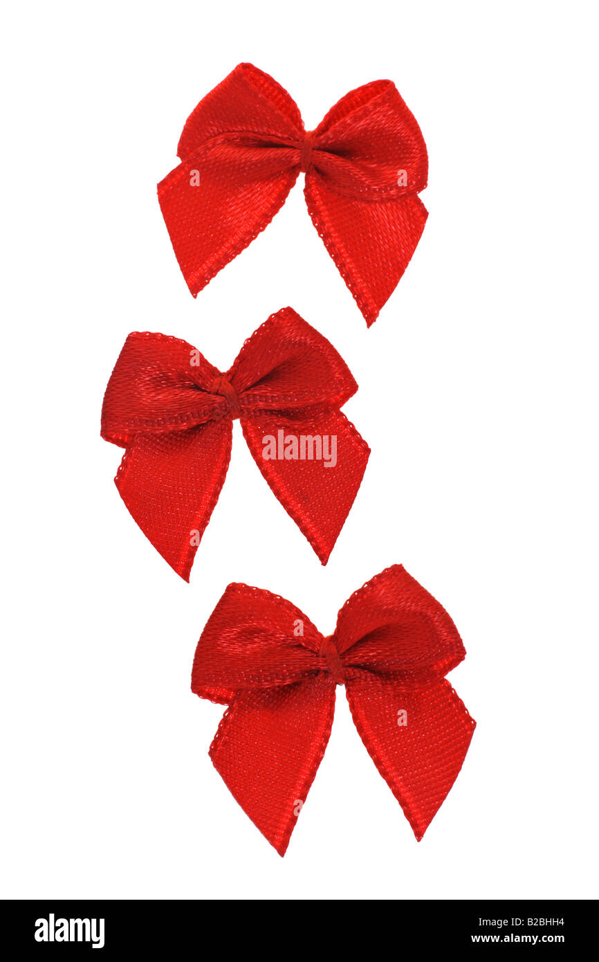 Trois arcs décoratifs rouges disposés verticalement sur fond blanc Banque D'Images