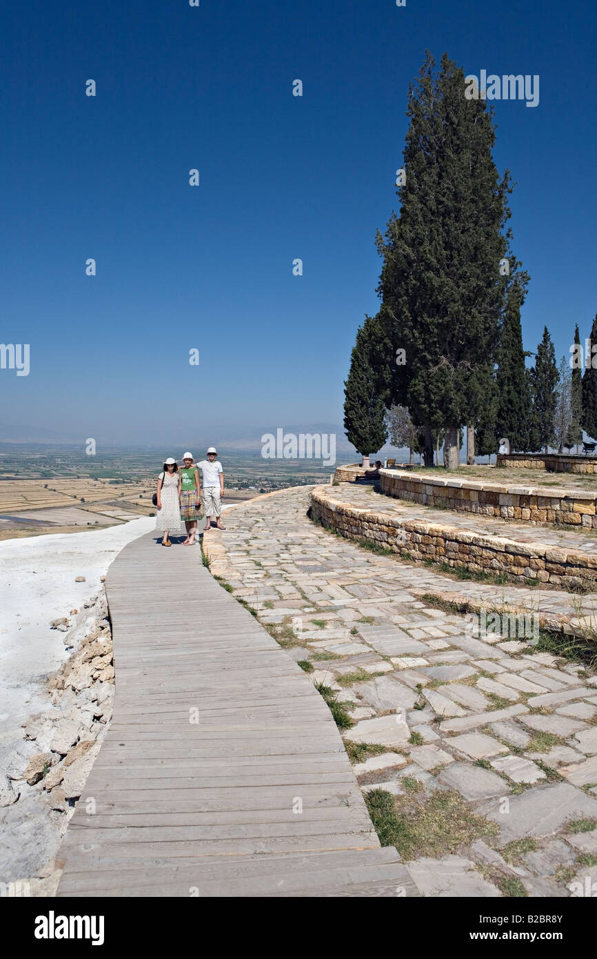 Les touristes visitant Pamukalle Turquie Banque D'Images