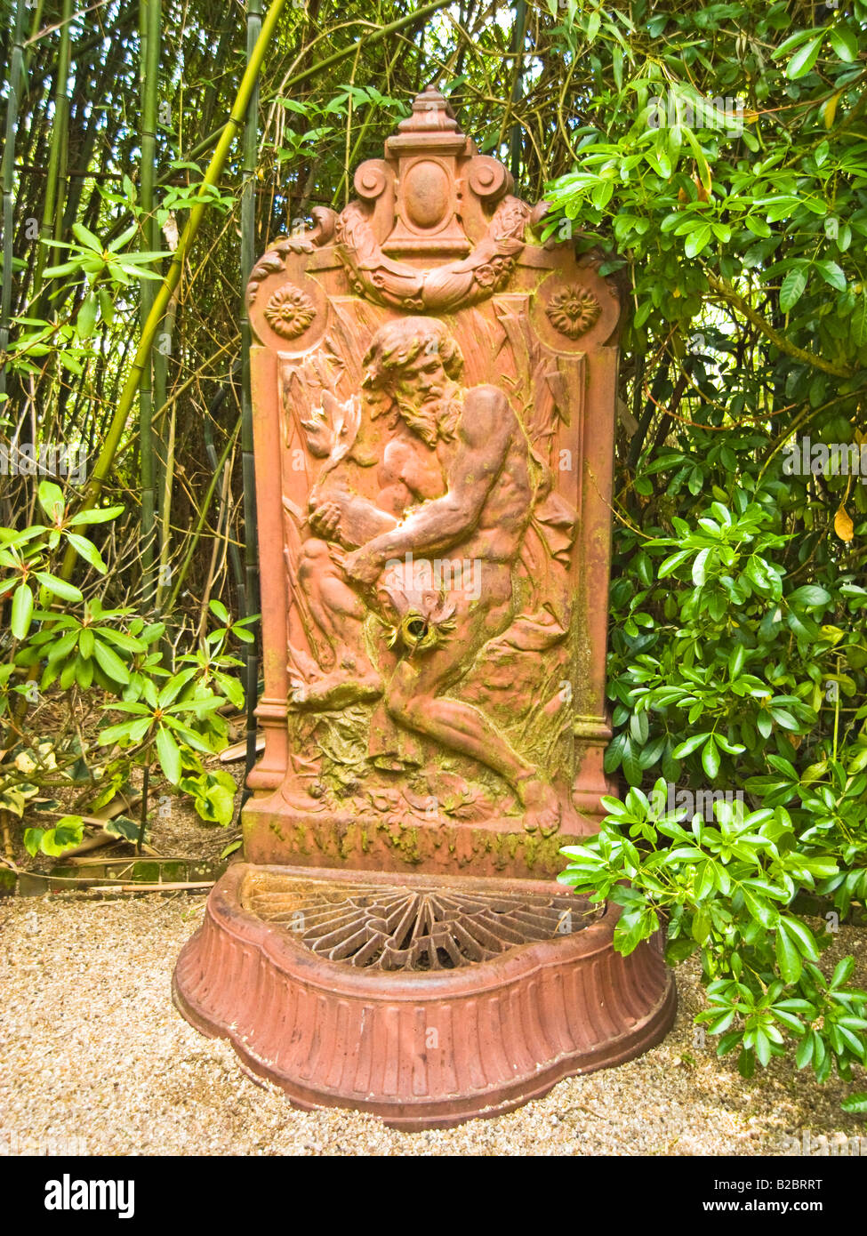 Fontaine d'eau en fonte d'ornement dans un jardin à la française Banque D'Images
