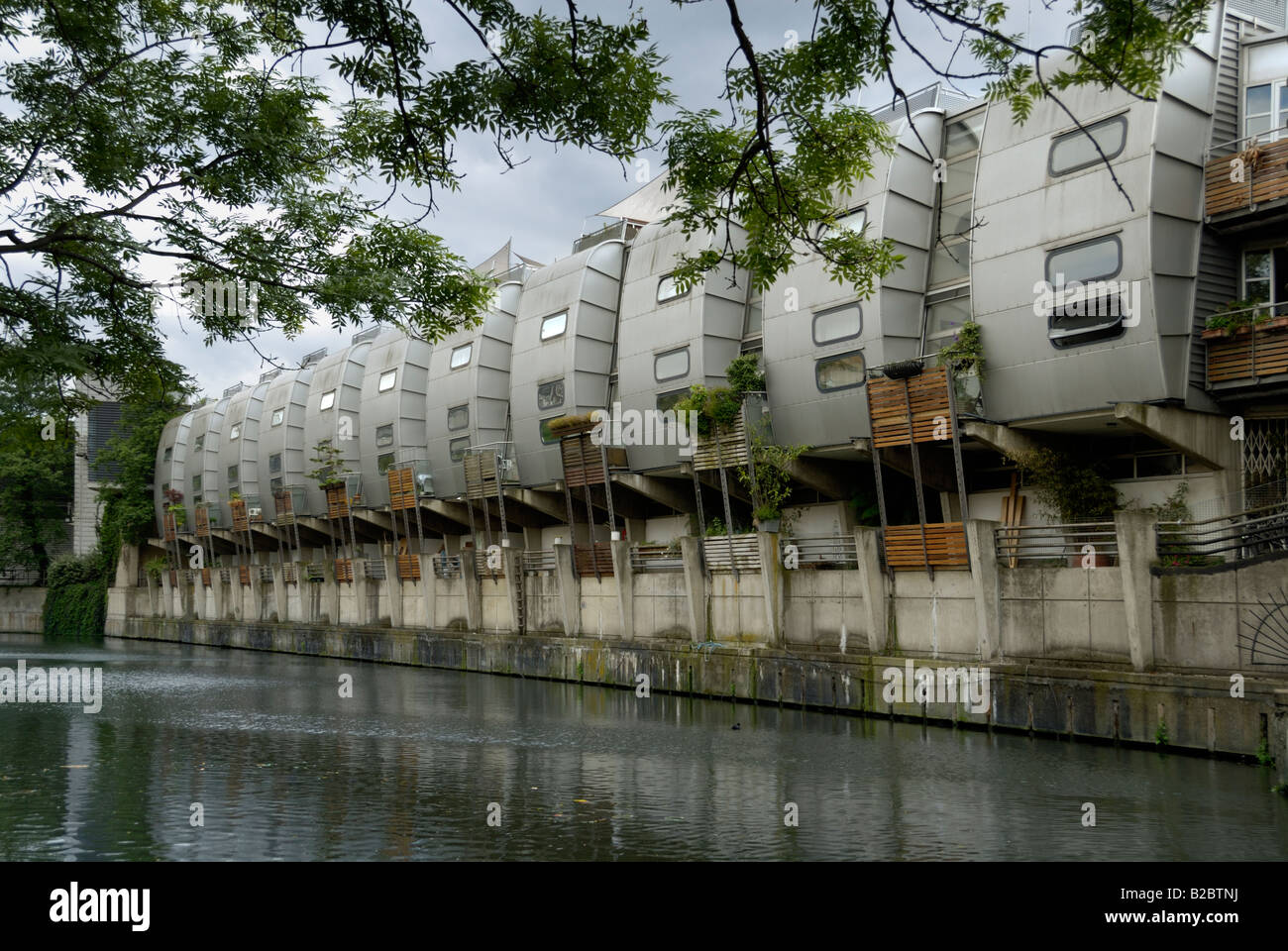 Maisons en rangée futuriste par Grand Union Canal, Londres Banque D'Images